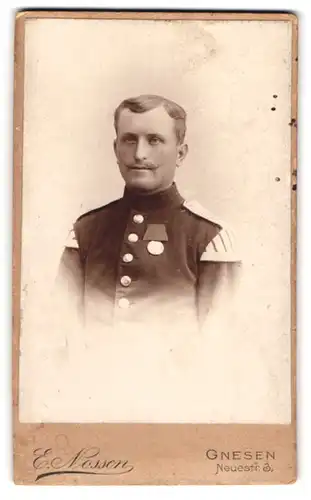 Fotografie E. Nossen, Gnesen, Neuestr. 3, Musiker in Uniform mit Schwalbennest und Orden, Inf.-Rgt. 49