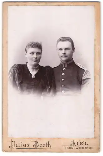 Fotografie Julius Beeth, Kiel, Brunswiek 38, Uffz. Musiker in Uniform mit Schiffchen, Inf.-Rgt. 85