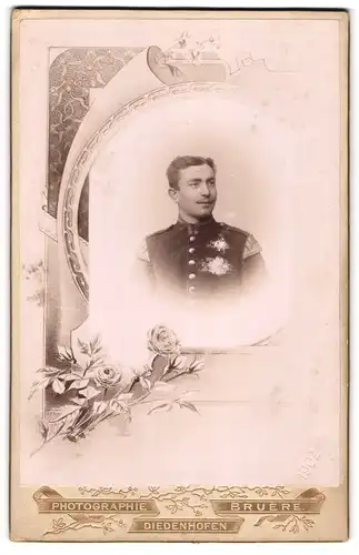 Fotografie Atelier Bruere, Diedenhofen, Marktplatz 13, Uffz. Musiker in Uniform mit Schiffchen Inf.-Rgt. 135