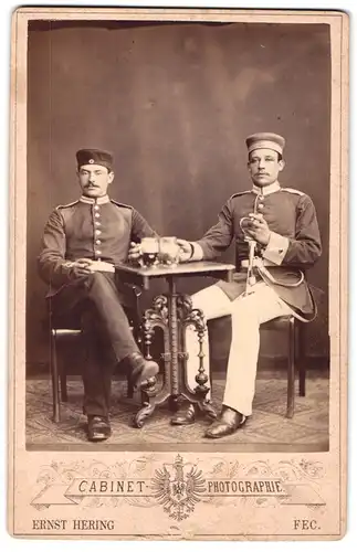 Fotografie Ernst Hering, Berlin, Oranienstr. 155, Garde Soldaten in Uniform mit Bierkrug bei Trinkgelage