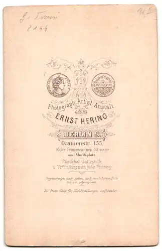 Fotografie Ernst Hering, Berlin, Oranienstr. 155, Garde Soldaten in Uniform mit Bierkrug bei Trinkgelage