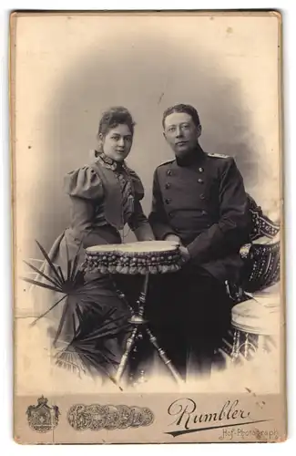 Fotografie Atelier Rumbler, Wiesbaden, Wilhelmstr. 14, Leutnant in Uniform Rgt. 8 nebst hübscher Gattin