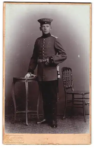 Fotografie Atelier Wertheim, Rostock, Artillerist in Uniform mit Bajonett, Feld-Art.-Rgt. 24