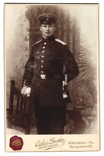 Fotografie Oskar Goetze, Königsberg i. Pr., Weissgerberstr. 22a, Soldat in Uniform mit Bajonett, Feld-Art.-Rgt. 1