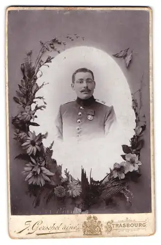 Fotografie S. Gerschel, Strassburg, Kinderspielgasse 56, Soldat in Uniform mit Orden Fuss-Art.-Rgt. 10