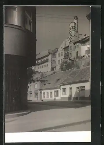 AK Schumberg / Chrudim, Strasseneck mit Blick auf Gebäude mit Türmen