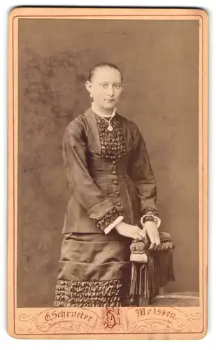 Fotografie E. Schroeter, Meissen, Obergasse 597, Portrait Mädchen im edlen Kleid mit Rüschen