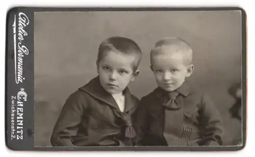 Fotografie Atelier Germania, Chemnitz, Zwickauerstr. 2, Portrait zweier Knaben in festlicher Kleidung