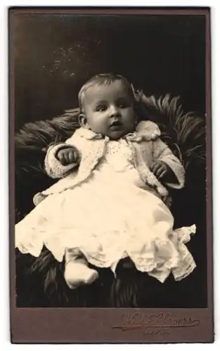 Fotografie Wilh. Schroers, Lehrte, Portrait niedliches Baby blickt neugierig