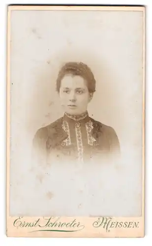 Fotografie Ernst Schroeter, Meissen, Obergasse 597, Portrait junge Dame in edler Bluse