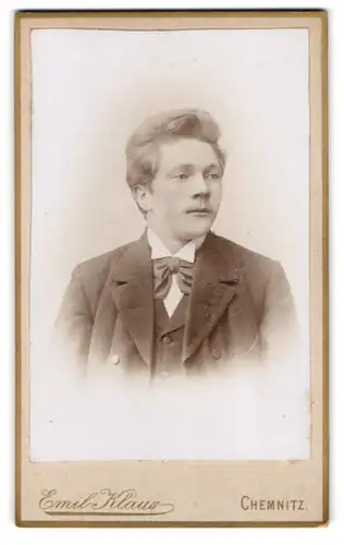 Fotografie Emil Klaus, Chemnitz, Reitbahnstr. 22, Portrait junger blonder Herr mit Fliege