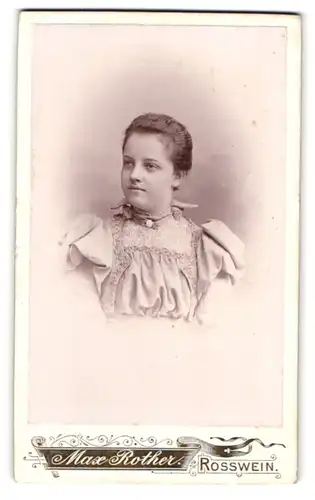 Fotografie Max Rother, Rosswein, Mittelstr. 488, Portrait junge Frau in edler Bluse mit Spitze