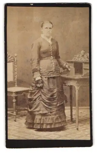 Fotografie Georg Leunis, Waldenburg i. S., Portrait Dame im zeitgenössichen Kleid