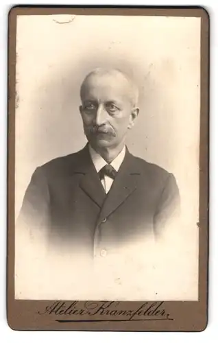 Fotografie Kranzfelder, Bischofteinitz, Portrait betagter eleganter Herr im Anzug