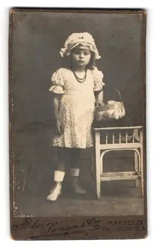 Fotografie Samson & Co, Krefeld, Friedrichstr. 4, Portrait niedliches Mädchen im Kleid mit Haube und Korb