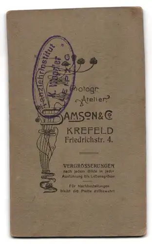 Fotografie Samson & Co, Krefeld, Friedrichstr. 4, Portrait niedliches Mädchen im Kleid mit Haube und Korb