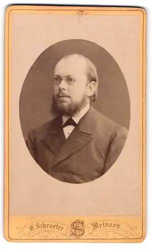 Fotografie E. Schroeter, Meissen, Obergasse 597, Portrait intellektueller Herr mit Brille und Vollbart