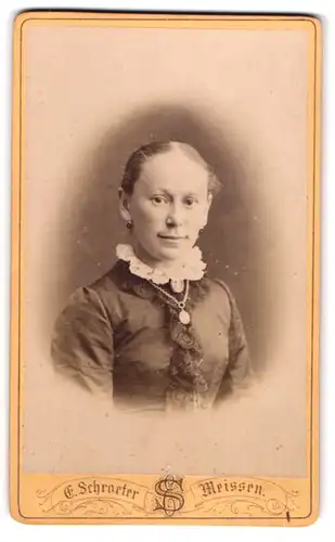 Fotografie E. Schroeter, Meissen, Obergasse 597, Portrait lächelnde junge Frau mit Kette und Ohrringen