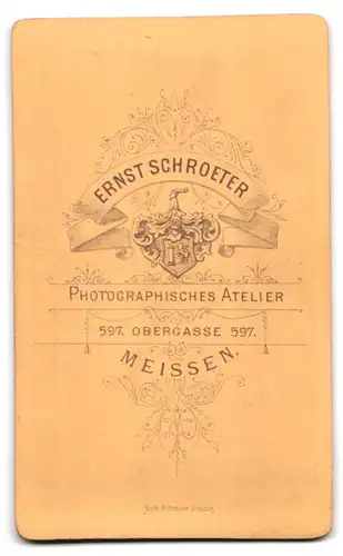 Fotografie E. Schroeter, Meissen, Obergasse 597, Portrait lächelnde junge Frau mit Kette und Ohrringen