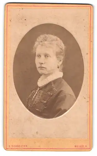 Fotografie E. Schroeter, Meissen, Obergasse 597, Portrait blonde junge Frau mit Flechtfrisur