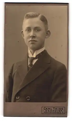 Fotografie Carl Thies, Hannover, Höltystrasse 15, Portrait blonder jugendlicher Knabe im Anzug mit Krawatte
