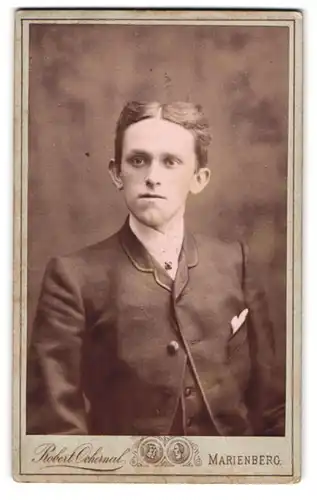 Fotografie Robert Ochernal, Marienberg i. S., Portrait Knabe mit Mittelscheitel und Einstecktuch