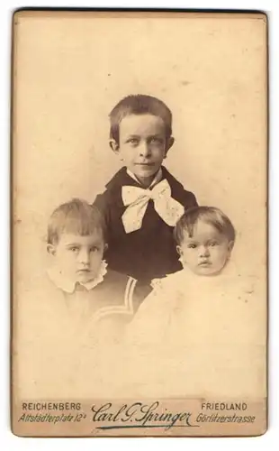 Fotografie Carl G. Springer, Reichenberg, Altstädterplatz 12, Portrait dreier entzückender Kinder