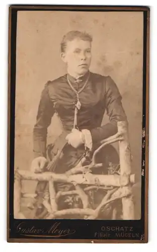 Fotografie Gustav Meyer, Oschatz, Breitestrasse 8, Portrait ernste junge Dame mit Fächer