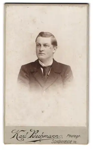 Fotografie Karl Bechmann, Schönheide i. E., Portrait eleganter junger Mann im Anzug mit Krawatte