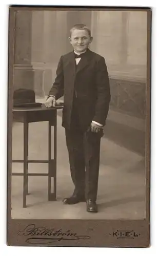 Fotografie Billström, Kiel, Portrait lächelnder Knabe im Anzug mit Krawatte