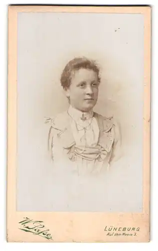 Fotografie W. Sasse, Lüneburg, Auf dem Meere 3, Portrait junge Dame in eleganter Bluse mit Brosche