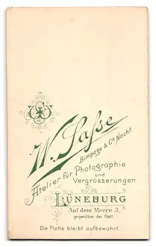 Fotografie W. Sasse, Lüneburg, Auf dem Meere 3, Portrait junge Dame in eleganter Bluse mit Brosche