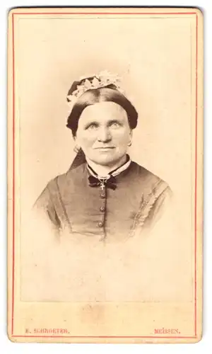 Fotografie E. Schroeter, Meissen, Obergasse 597, Portrait betagte Dame mit Kopfschmuck und Kragenschleife