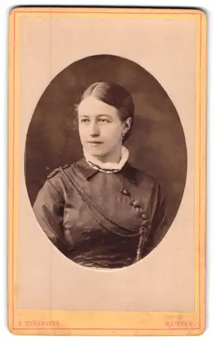 Fotografie E. Schroeter, Meissen, Obergasse 597, Portrait junge Frau in eleganter Bluse mit Kordeln