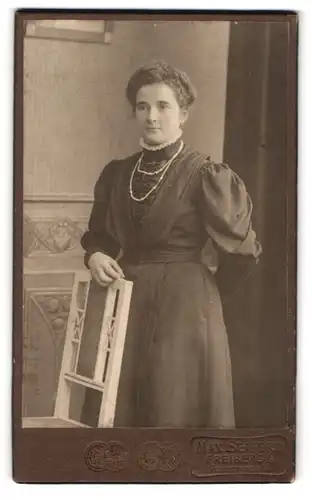 Fotografie Max Seifert, Freiberg i. S., Poststr. 11, Portrait junge Frau im edlen Kleid