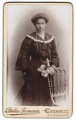 Fotografie Atelier Germania, Chemnitz, Zwickauerstr. 2, Portrait junge Dame im edlen Kleid mit Blumen in der Hand