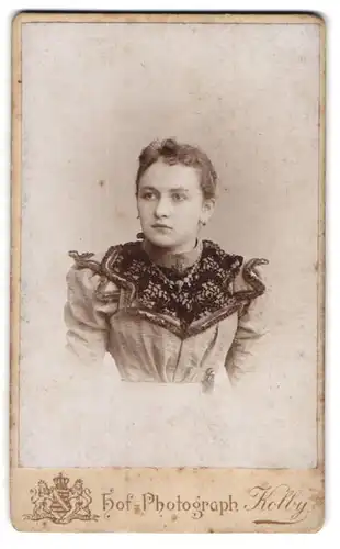 Fotografie Kolby, Zwickau i. S., Plauensche Str., Portrait junge Dame in eleganter Bluse mit schwarzer Spitze