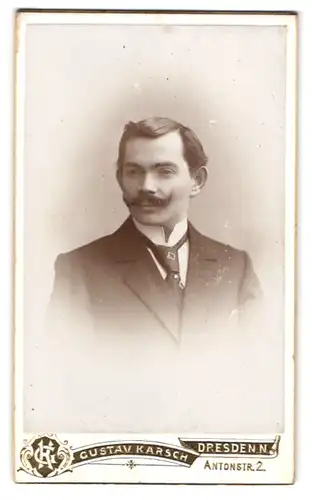 Fotografie Gustav Karsch, Dresden, Antonstr. 2, Portrait eleganter junger Herr mit Ziwirbelbart