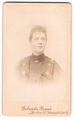 Fotografie Gebrüder Graefe, Berlin, Manteuffel-Str. 95, Portrait junge Frau in Bluse mit Zierknöpfen