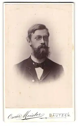 Fotografie Oscar Meister, Bautzen, Seminarstr. 6, Portrait eleganter Herr mit Brille und Vollbart