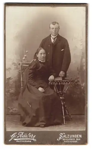 Fotografie G. Räder, Salzungen, Portrait eines jungen Paares in einer Studiokulisse