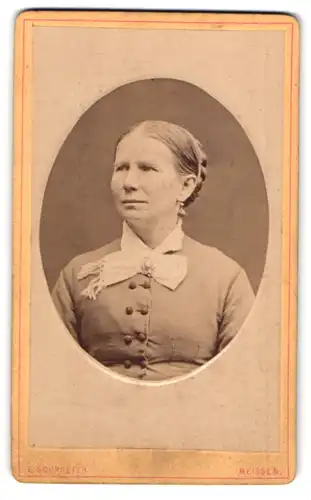 Fotografie E. Schroeter, Meissen, Obergasse 297, Portrait Dame mit Flechtfrisur und Kragenschleife