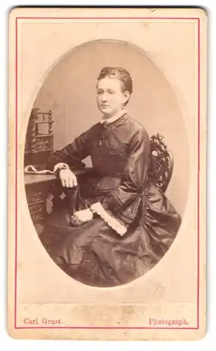 Fotografie Carl Grust, Dresden, Moritzallee 11, Portrait junge Frau im edlen Kleid und Haarschmuck