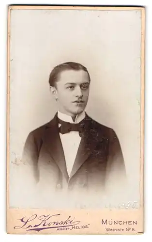 Fotografie L. Konski, München, Weinstr. 8, Portrait junger Herr im Anzug mit Fliege