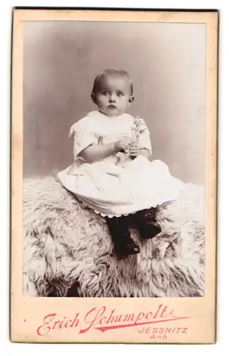 Fotografie Erich Schumpelt, Jassnitz, Portrait niedliches Kleinkind mit Spielzeug