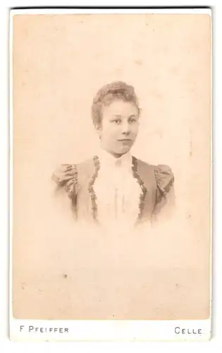 Fotografie F. Pfeiffer, Celle, Westcellerthorstr. 15, Portrait hübsche junge Frau in eleganter Bluse