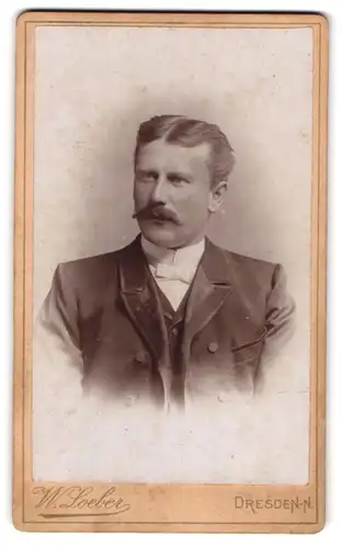 Fotografie W. Loeber, Dresden-Neustadt, Hauptstrasse No. 24, Portrait eleganter Herr mit Mittelscheitel und Schnauzbart