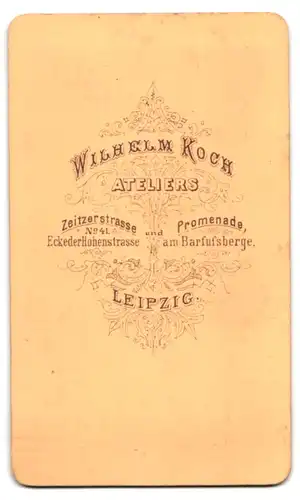 Fotografie Wilhelm Koch, Leipzig, Zeitzerstr. 41, Portrait junger Herr mit lockigem Haar und Fliege