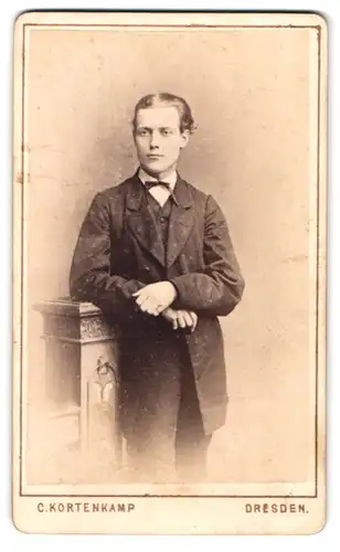 Fotografie C. Kortenkamp, Dresden, Georg-Platz 12, Portrait eleganter junger Herr im Anzug mit Fliege