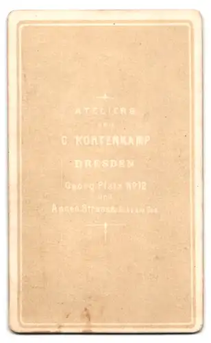 Fotografie C. Kortenkamp, Dresden, Georg-Platz 12, Portrait eleganter junger Herr im Anzug mit Fliege